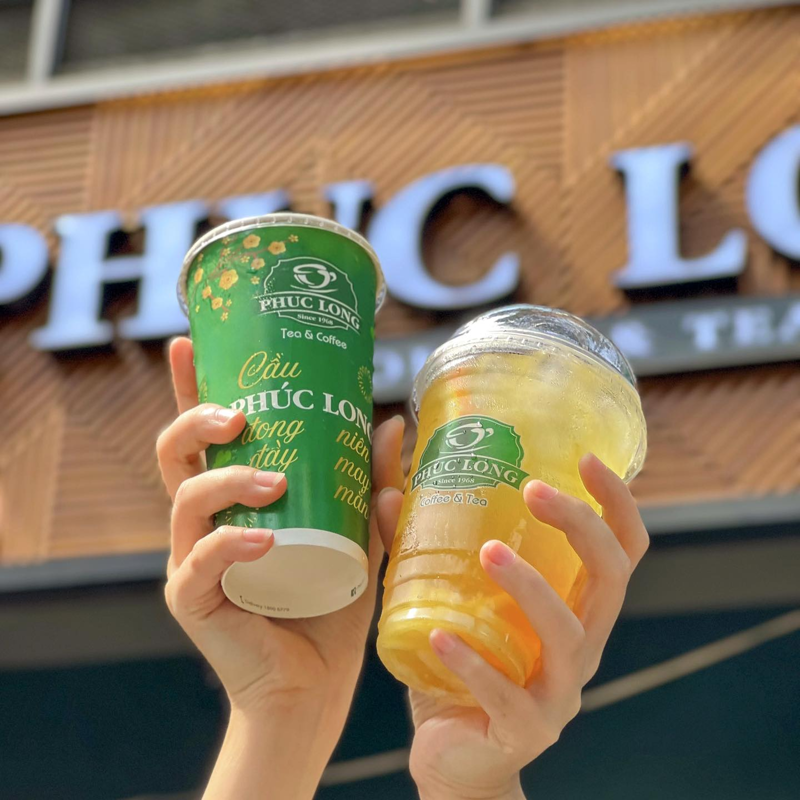 Thưởng thức hương vị tr&agrave; v&agrave; c&agrave; ph&ecirc; chuẩn vị tại Ph&uacute;c Long - nơi mỗi ly đều được chăm ch&uacute;t vừa miệng, vừa l&ograve;ng người y&ecirc;u tr&agrave;